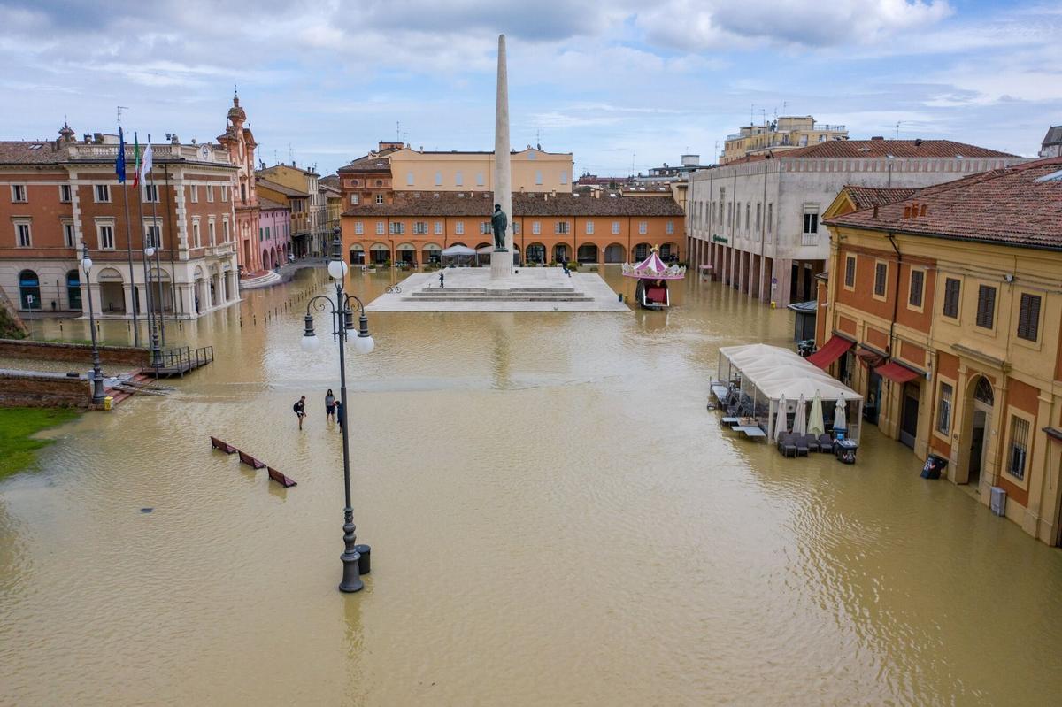 Al menos 14 muertos y 20.000 evacuados tras las inundaciones en Emilia Romaña (Italia)