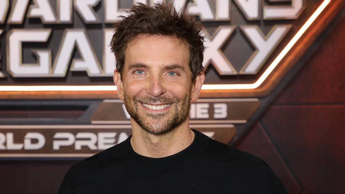 Bradley Cooper defiende que todos en casa vayan desnudos durante el día