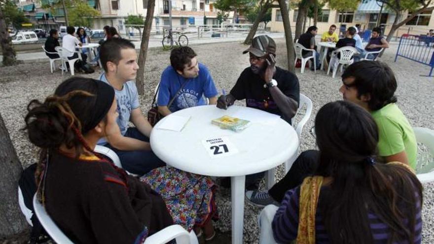 Personas-libro, como el inmigrante de la imagen, se prestaron a explicar sus vivencias.