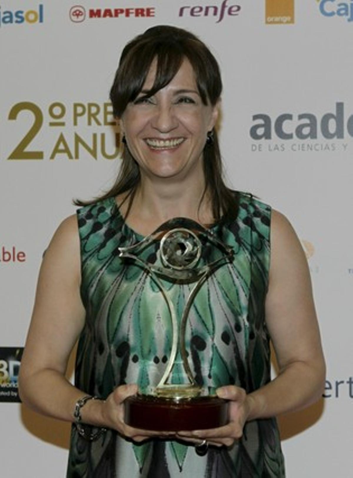La actriz Blanca Portillo posa con el galardón a la Mejor Actriz por su papel en la serie ’Acusados’, Tele 5.