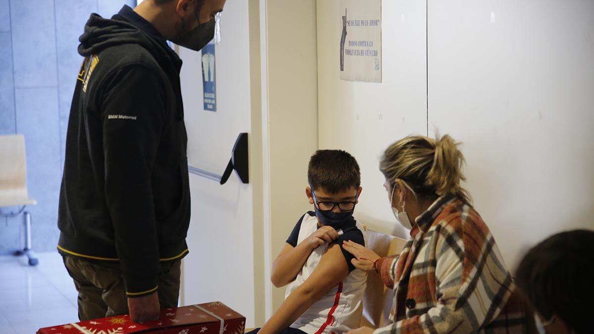 Un menor después de vacunarse en el centro de salud Castilla del Pino.