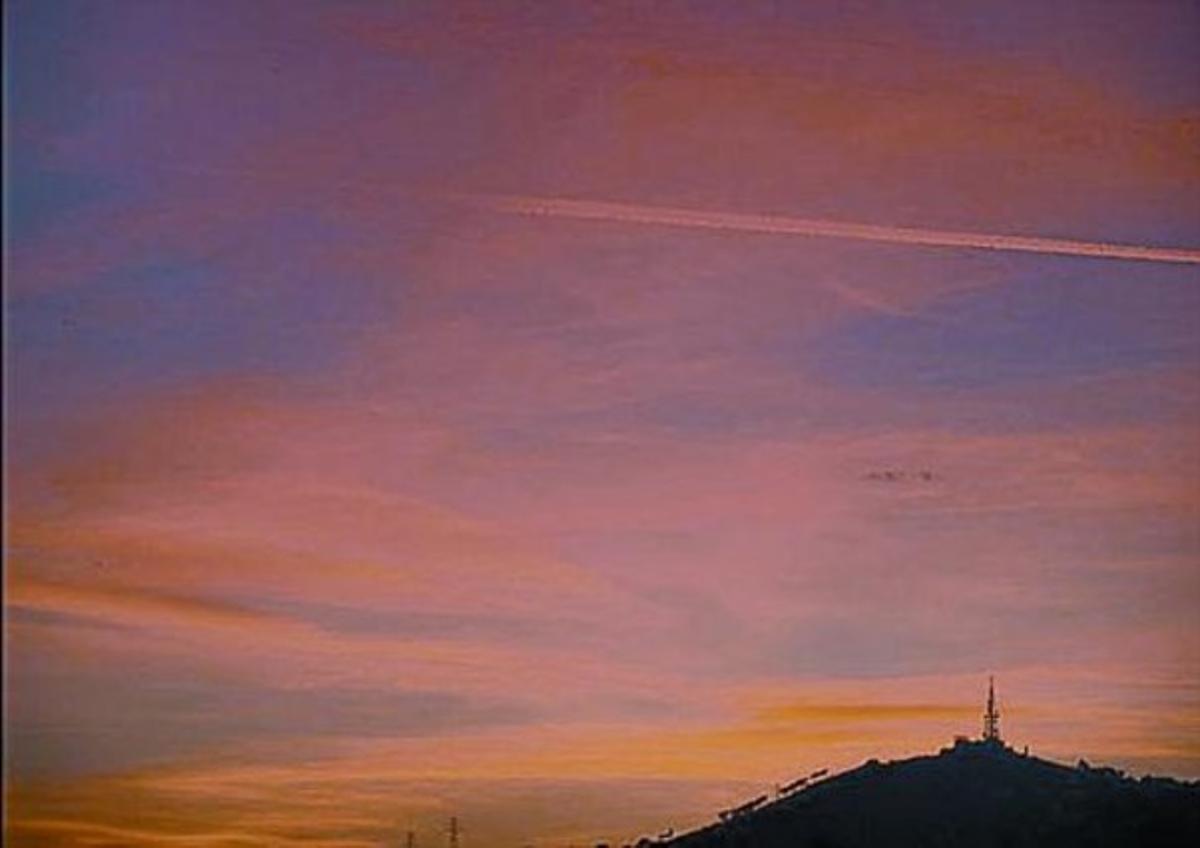 Imagen tomada el atardecer de domingo en Begues, donde se ven las nubes delgadas y la puesta de sol rojiza.