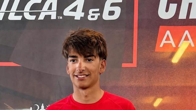 Ángel Peñalver, con el trofeo de subcampeón del mundo. | L.O.