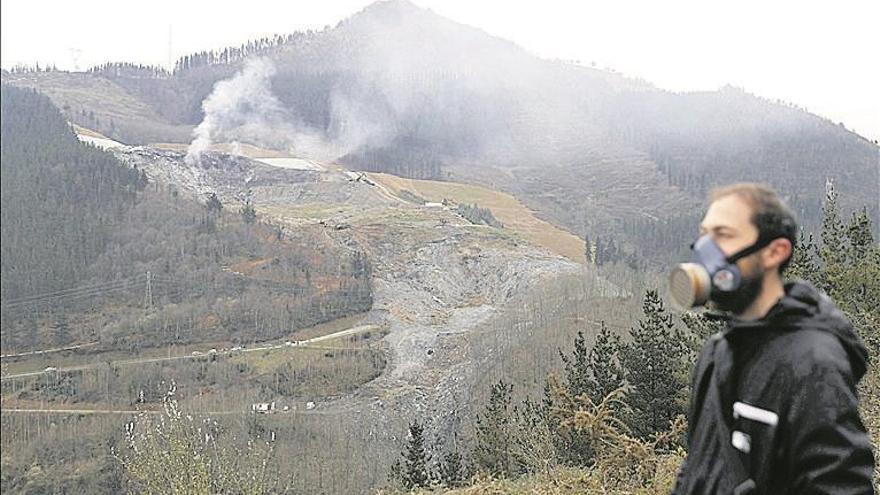 Reactivan la alerta por un incendio en la planta de Zaldibar