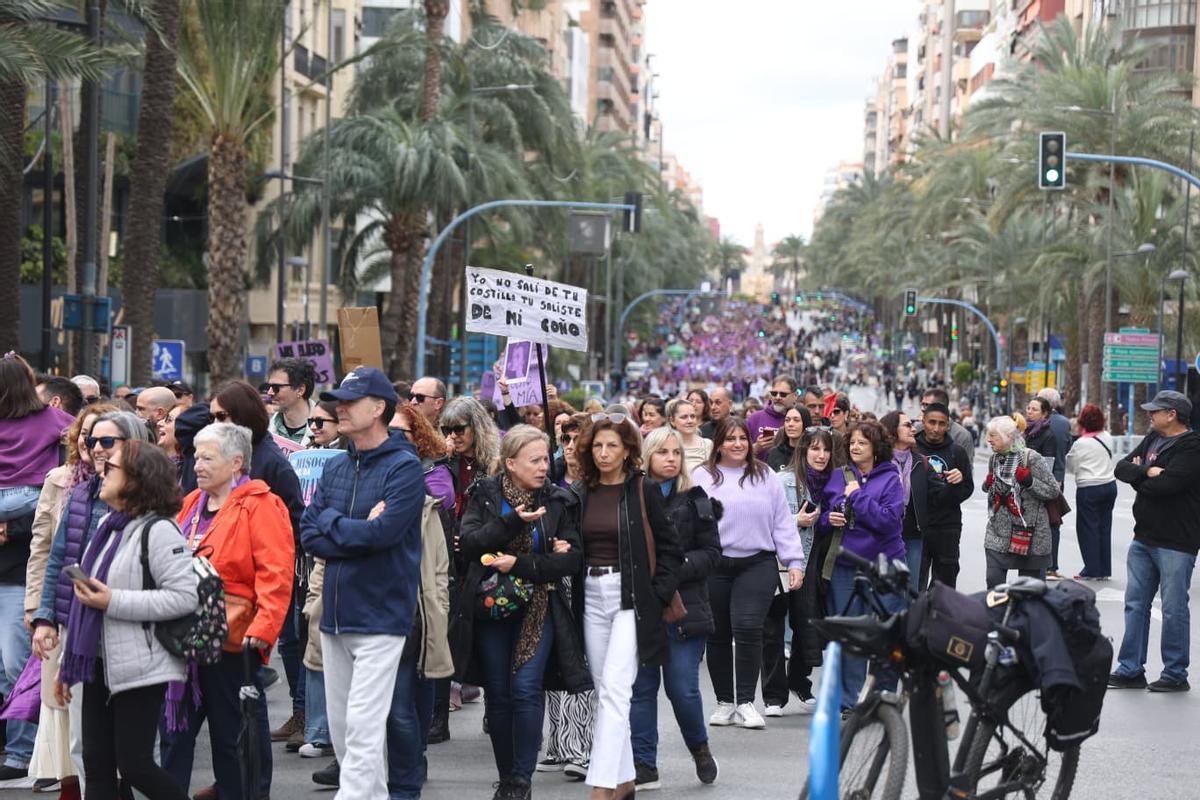 La multitudinaria marcha feminista en Alicante por el 8M, en imágenes