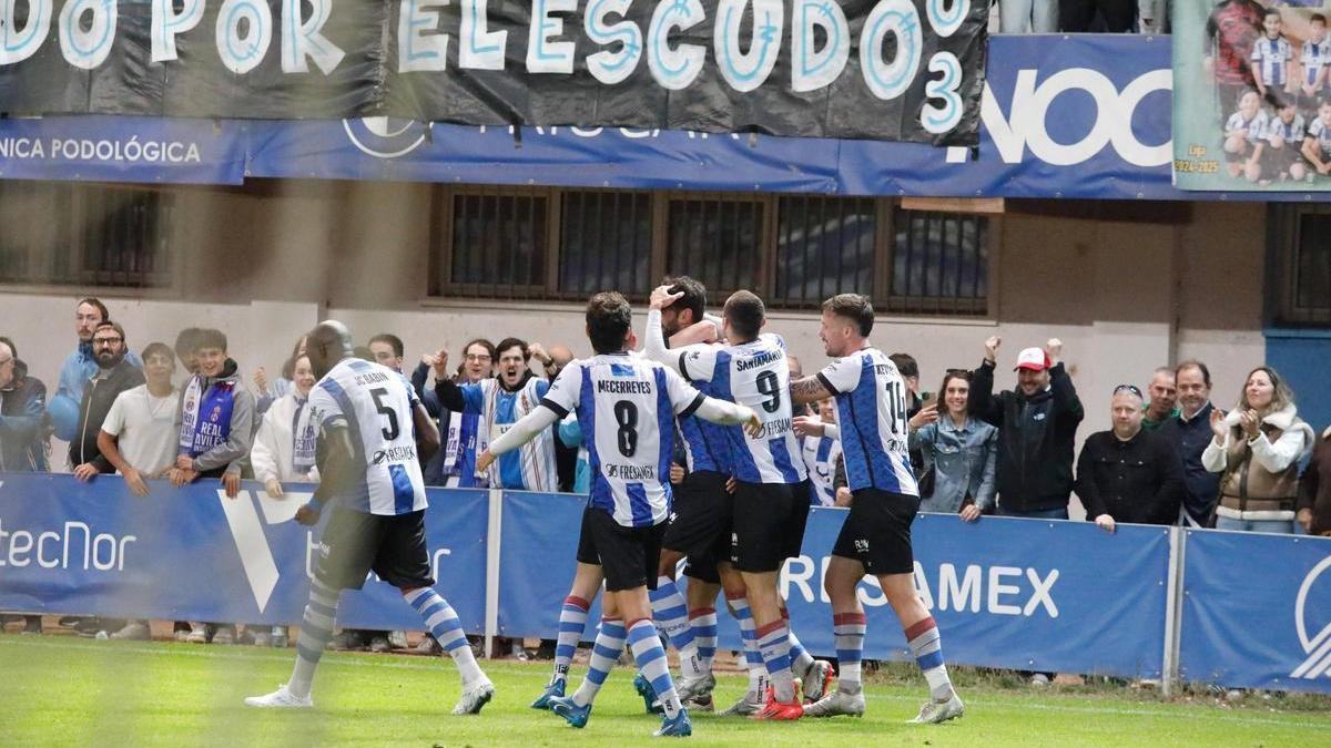 Los jugadores del Avilés celebran uno de los goles ante el Antoniano