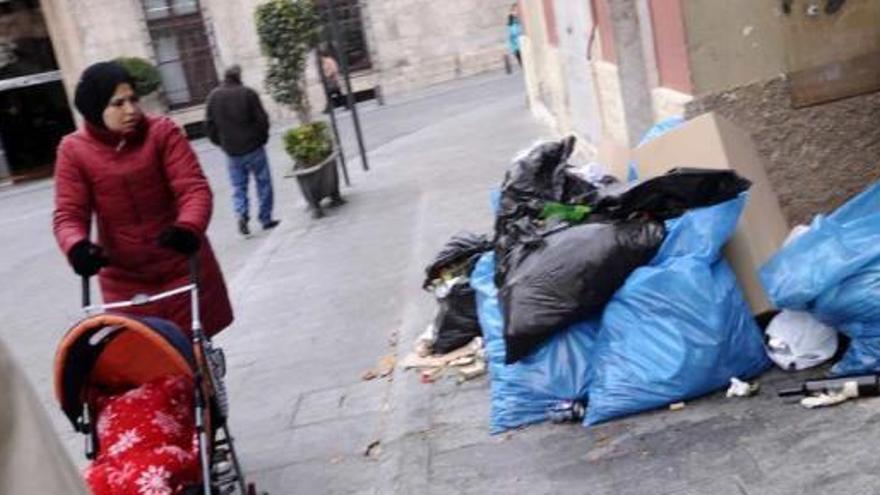 Orihuela ofrece una lamentable imagen por culpa de cientos de bolsas acumuladas por doquier.