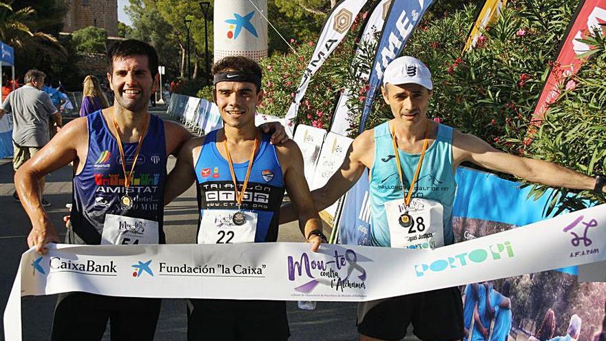 Los tres primeros posan juntos tras recibir sus trofeos. | P.B.