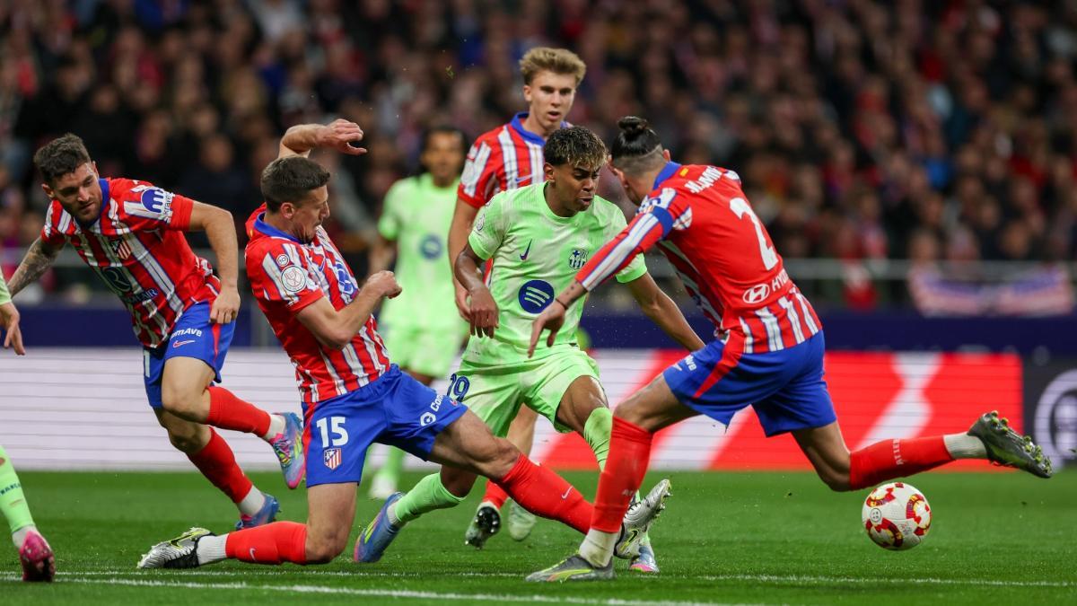 Entrada muy fea de Lenglet sobre Lamine Yamal