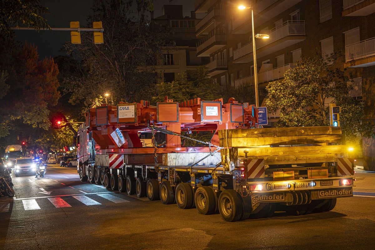 Viaje nocturno del cabezal de la L9: la pieza clave para retomar las obras del metro