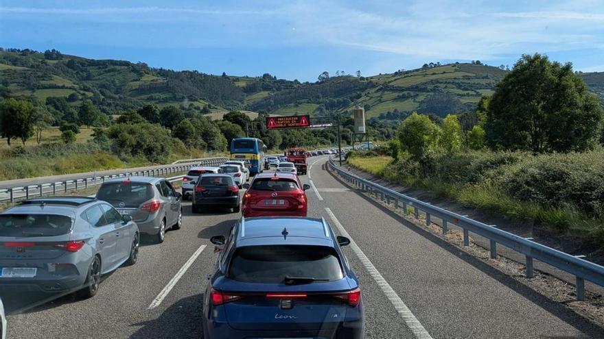El Alcalde de Villaviciosa, sobre los atascos: "Si la obra de los túneles de Fabares se mantiene en época estival puede abocar al colapso de toda la zona"