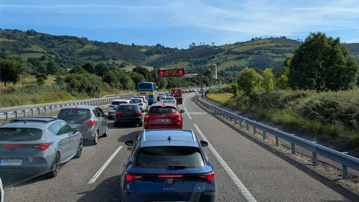 Vehículos parados el sábado en la autovía A-64 entre la salida de Sariego y el túnel de Fabares, en sentido Villaviciosa.