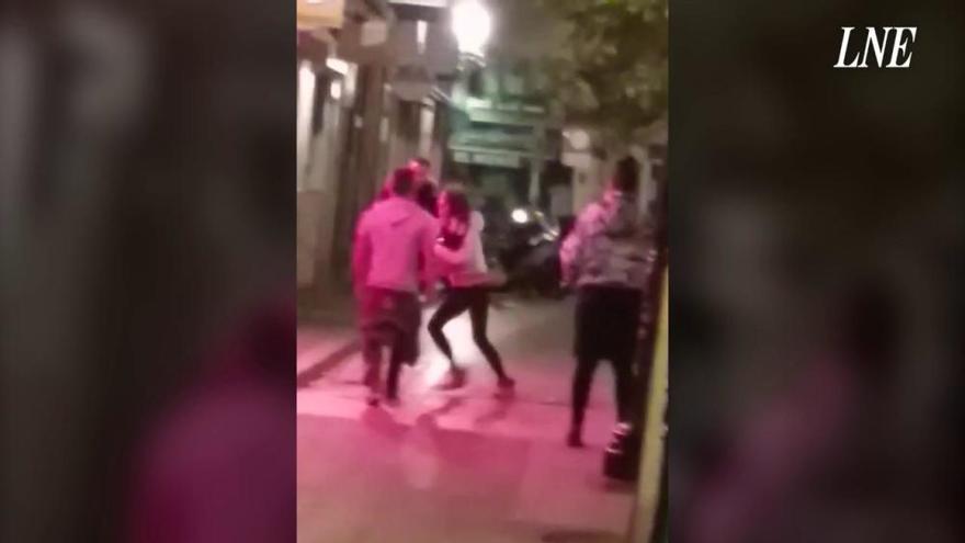 Un hombre con un cuchillo desata el pánico en Gijón de madrugada