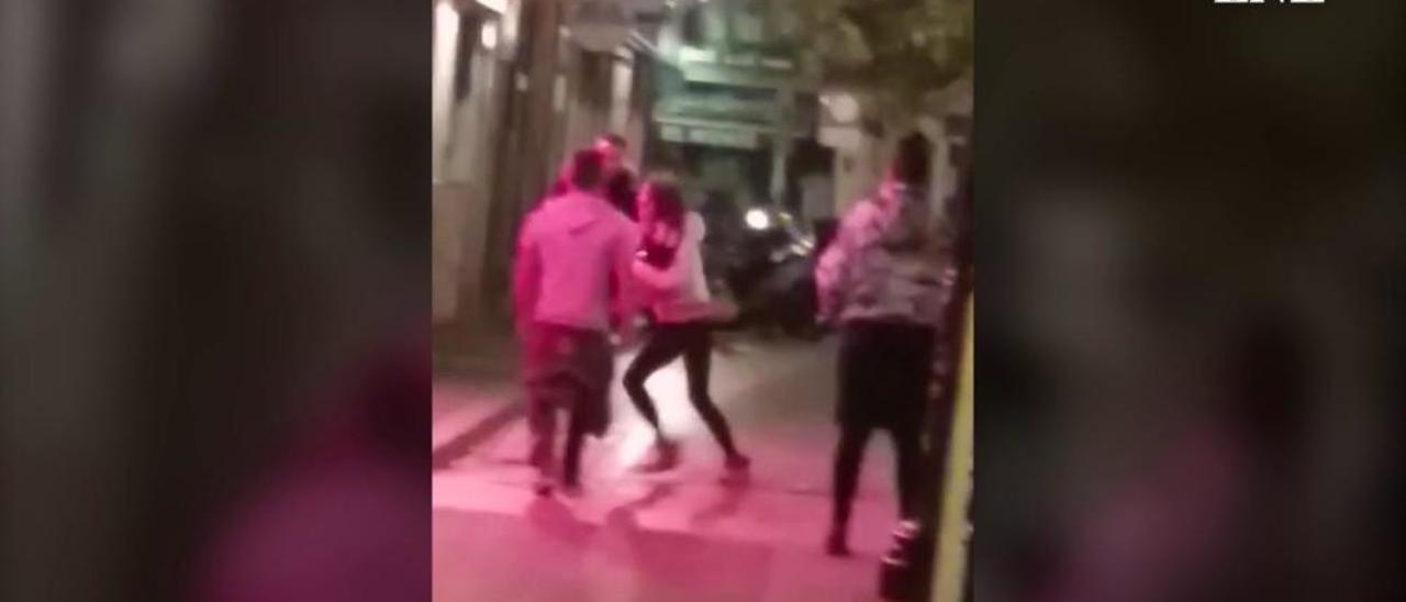 Un hombre con un cuchillo desata el pánico en Gijón de madrugada