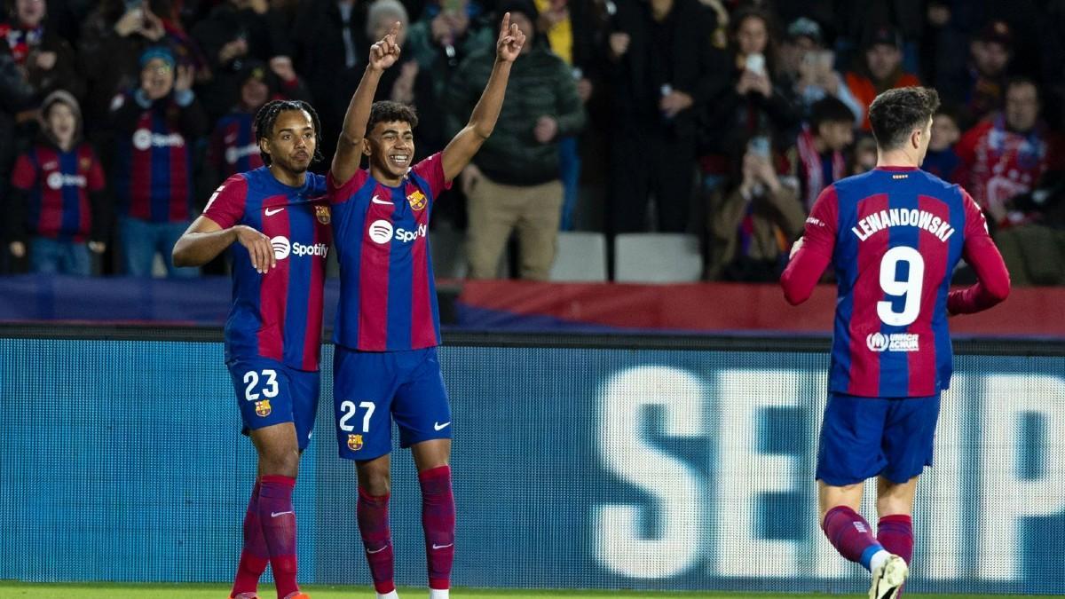 Lamine Yamal celebra el primer gol del Barça contra el Granada
