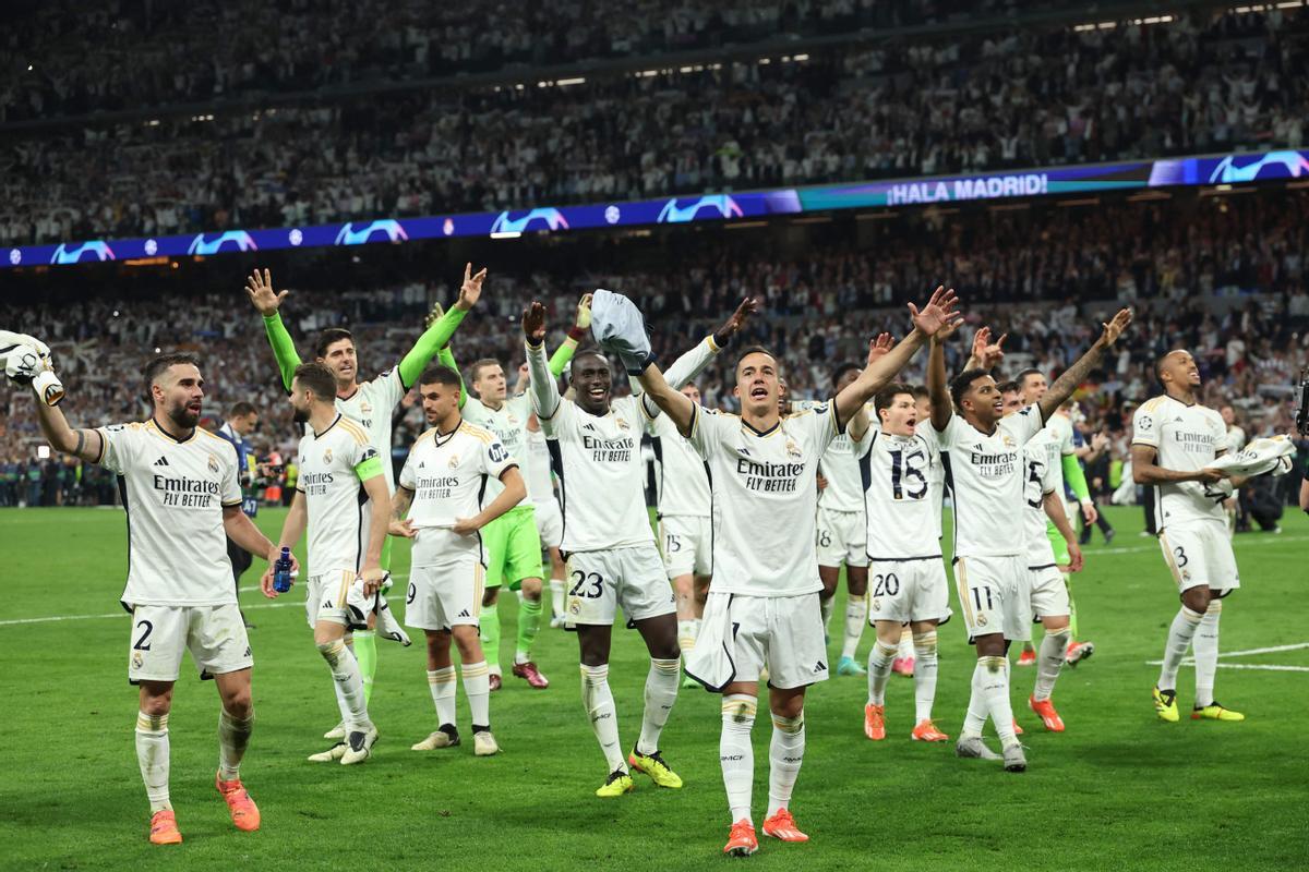 Real Madrid players celebrate their victory at the end of the UEFA Champions League semi final second leg football match between Real Madrid CF and FC Bayern Munich at the Santiago Bernabeu stadium in Madrid on May 8, 2024. (Photo by Pierre-Philippe MARCOU / AFP)