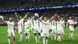 Real Madrid players celebrate their victory at the end of the UEFA Champions League semi final second leg football match between Real Madrid CF and FC Bayern Munich at the Santiago Bernabeu stadium in Madrid on May 8, 2024. (Photo by Pierre-Philippe MARCOU / AFP)