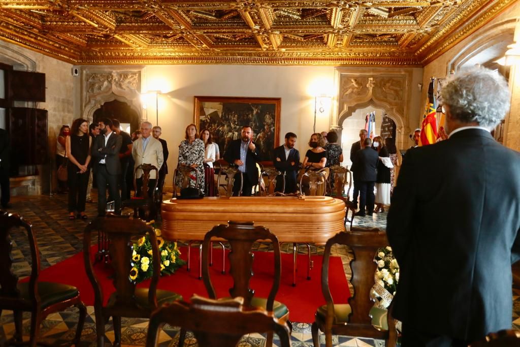 Autoridades políticas y sociales reciben el féretro de Grisolía en el Palau de la Generalitat