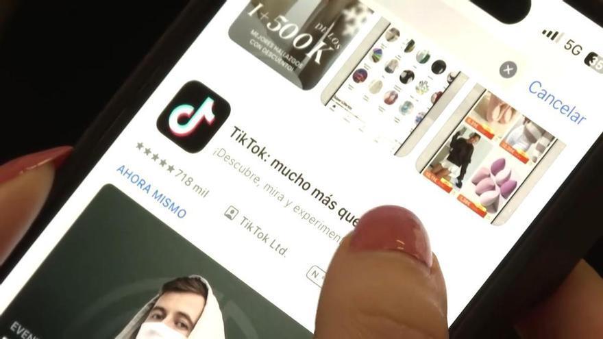 Bruselas acusa a TikTok de violar la ley servicios digitales por su diseño "adictivo"