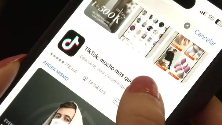 Bruselas acusa a TikTok de violar la ley servicios digitales por su diseño "adictivo"