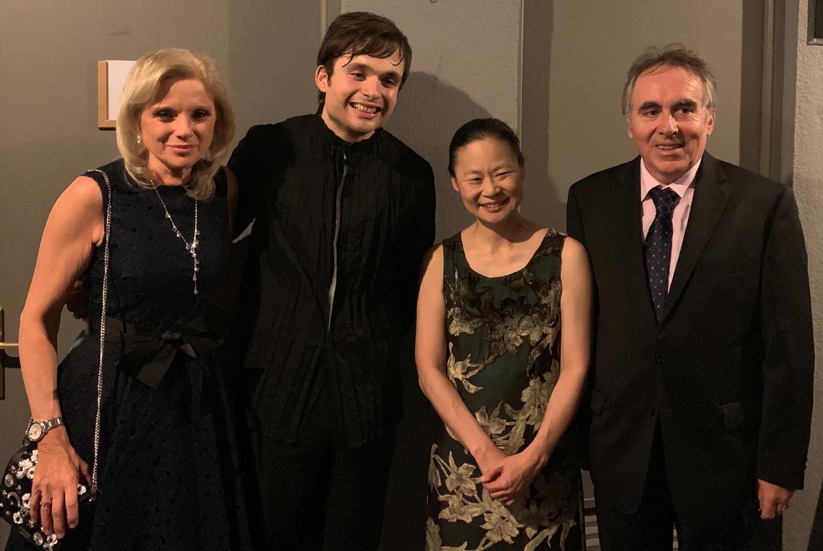 El violinista Francisco Fullana con Midori y sus padres (Mª Ángeles y Francisco) en el “backstage” del Auditorium de Palma, con motivo del concierto monográfico con obras de Bach que Midori y Francisco realizaron con la OSIB, bajo la dirección de Pablo Mielgo