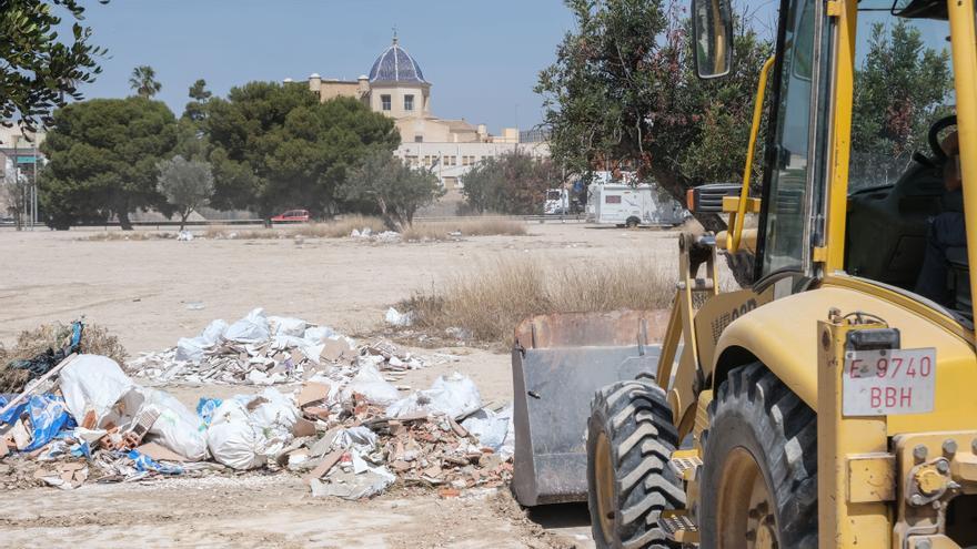 El Ayuntamiento de Alicante limpia toneladas de escombros en el entorno de Santa Faz