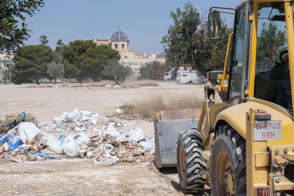 Retirada de los escombros en el entorno de Santa Faz, este martes.