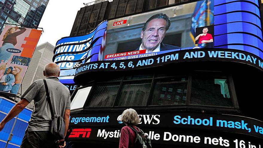 Pantalla a Times Square amb la imatge de Cuomo.  | REUTERS