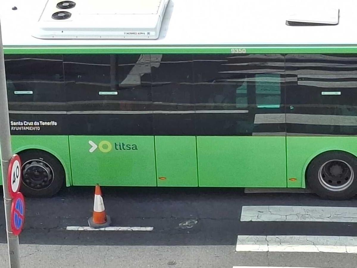 Colas por el carril bus en la playa de Las Teresitas