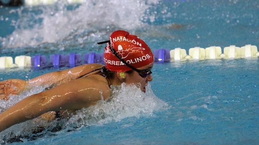 Carmen Balbuena regresó ayer a Málaga después de triunfar en Barcelona y sin tiempo que perder se lanzó a la piscina para entrenar.