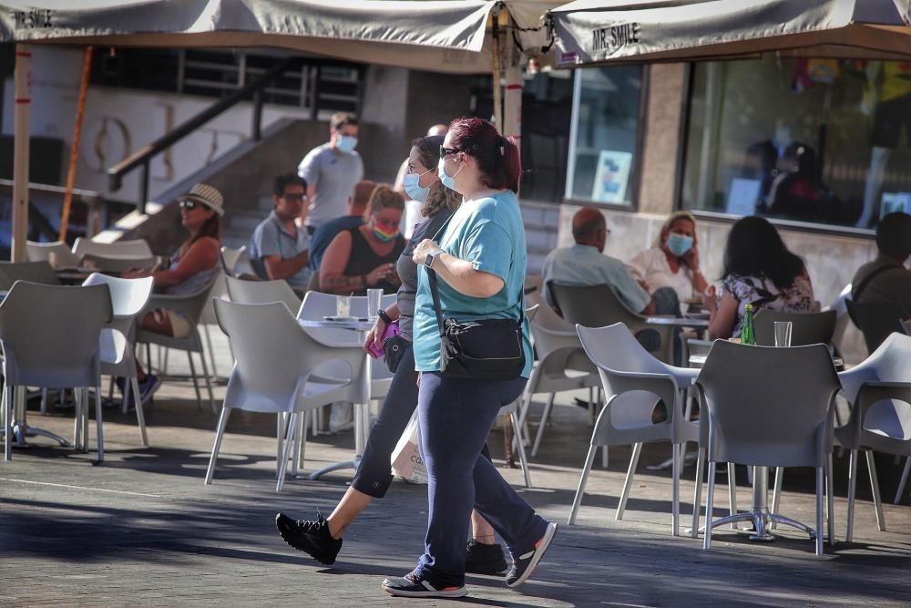 Gente con mascarillas, distancia social, fumadores