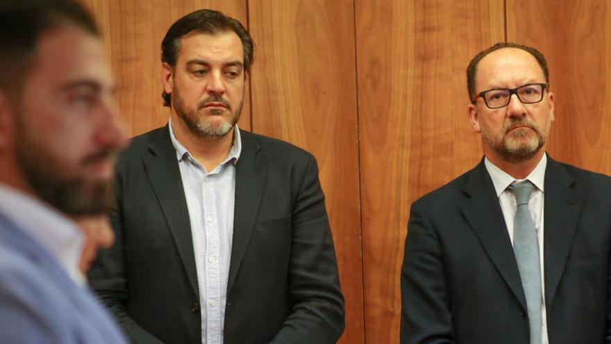 Imagen del pleno de Orihuela, con Dámaso Aparicio, Juan Ignacio López-Bas y Emilio Bascuñana