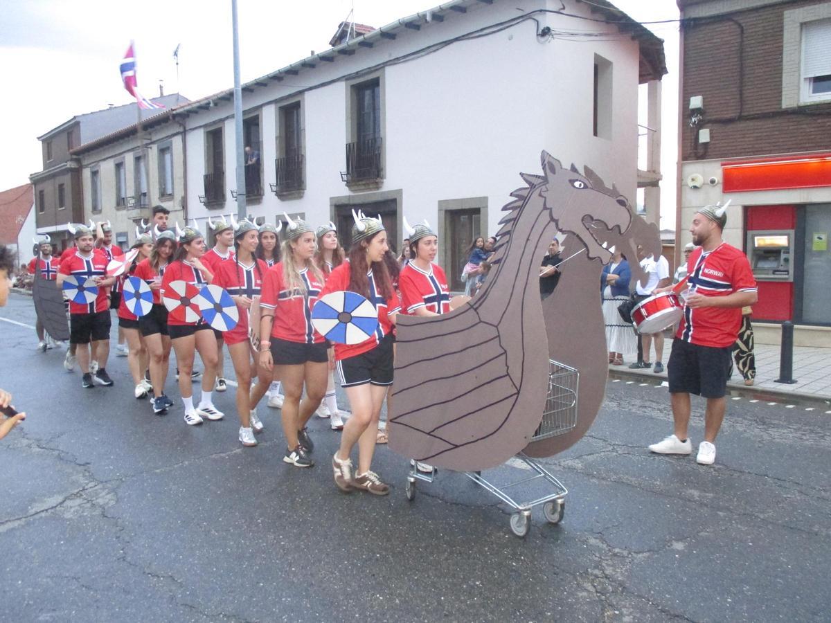 GALERÍA | Camarzana de Tera se despide de sus fiestas con el Desfile de Carrozas GALERÍA | Camarzana de Tera se despide de sus fiestas con el Desfile de Carrozas