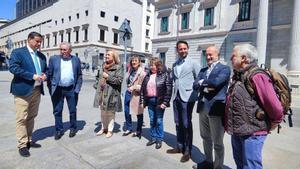 Por la izquierda, el diputado del PP Silverio Argüelles, con Ramón Artime (ASAJA), las diputadas Mercedes Fernández y Esther Llamazares, Mercedes Cruzado (COAG), Álvaro Queipo (presidente del PP asturiano), Luis Venta y Fernando Marrón (USAGA), ante el Congreso.