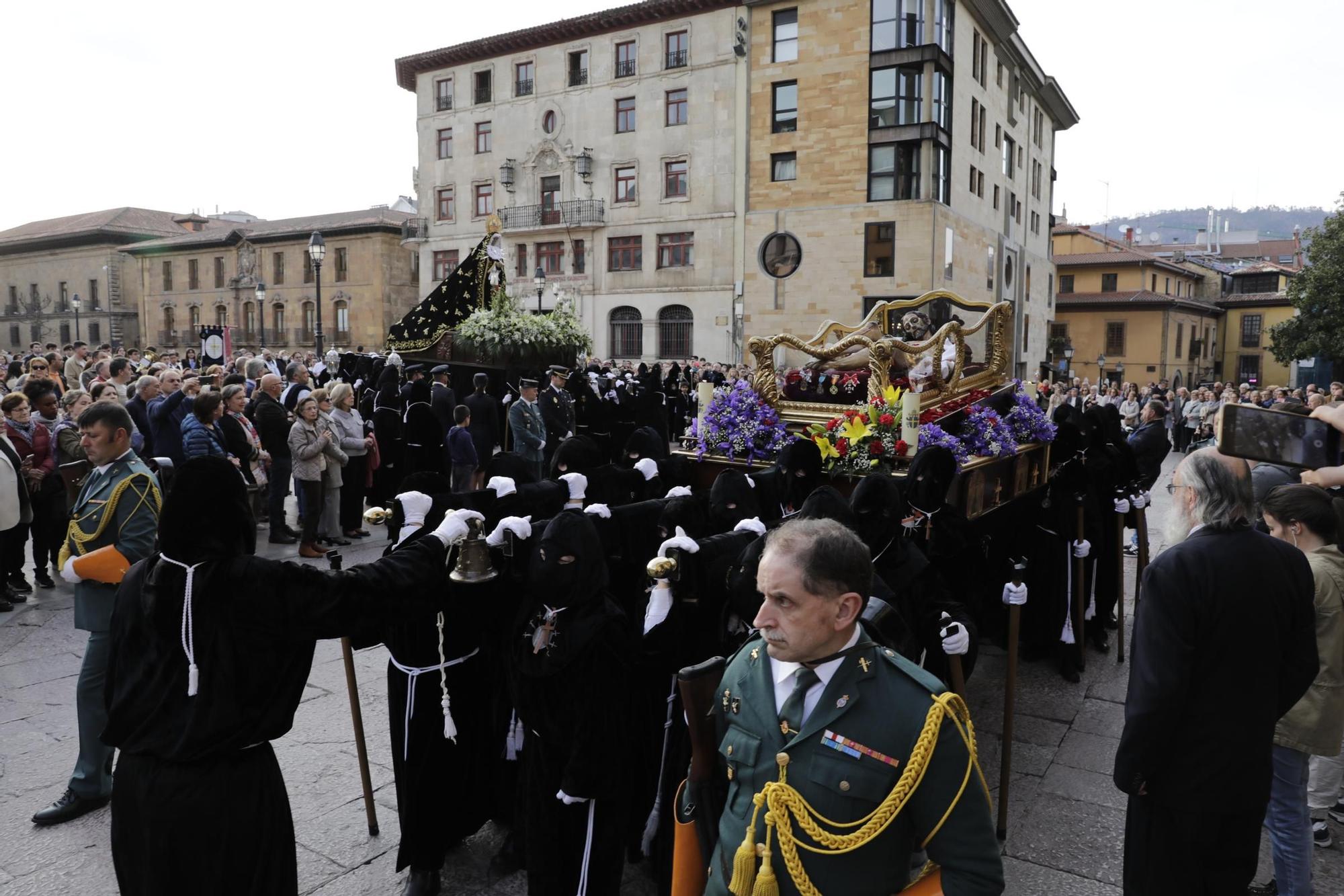 La procesión intergeneracional del Santo Entierro emociona Oviedo