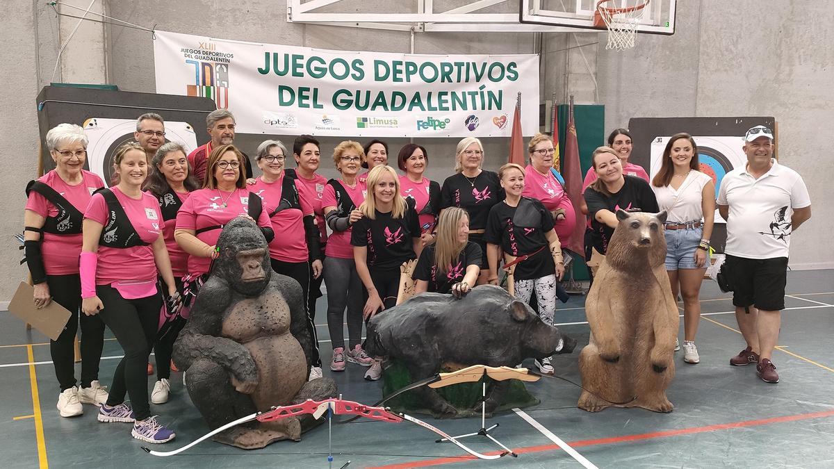 Las participantes al término de la prueba con la edil de Deportes, Irene Jódar, y algunas de las figuras en tres dimensiones a la que tenían que alcanzar para puntuar.