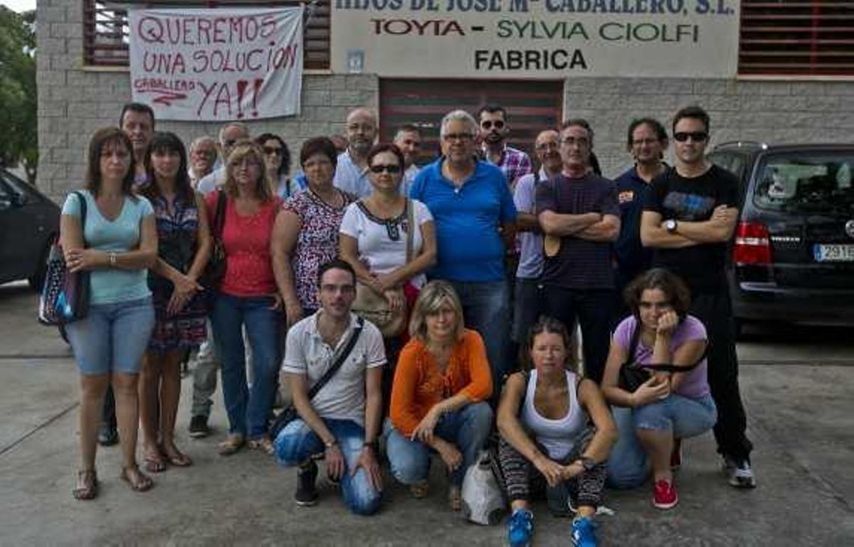 Los empleados protestando ayer por la mañana.