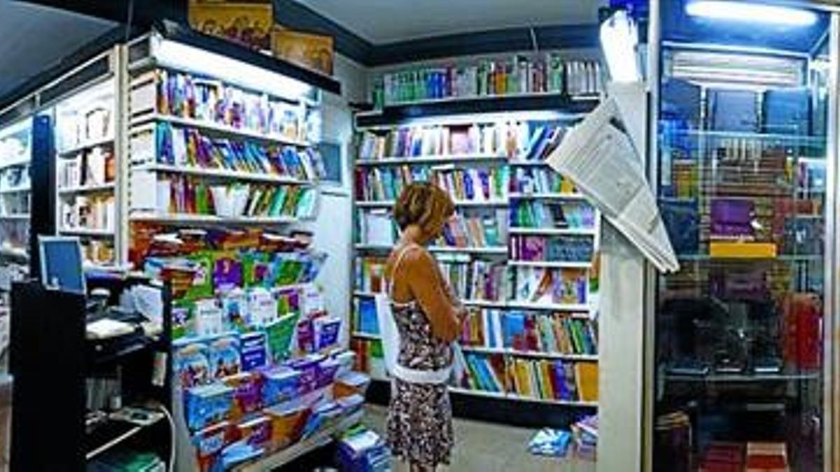 Visitadas estanterías 8 Los clientes buscan libros editados en francés en los ordenados estantes de la tienda del paseo de Gràcia, 64.
