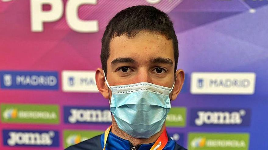 Quique Llopis Doménech exhibe la medalla de plata nacional. | CAG