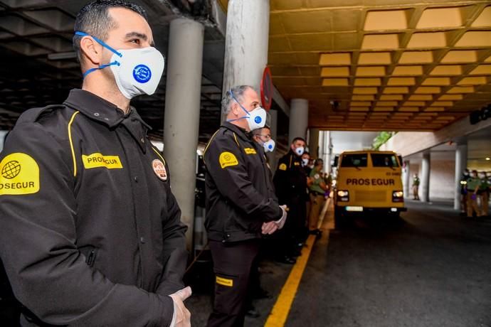 23-04-20  LAS PALMAS DE GRAN CANARIA. HOSPITAL UNIVERSITARIO DOCTOR NEGRIN. LAS PALMAS DE GRAN CANARIA. Reconocimiento del personal de seguridad privada a la labor que hace el personal sanitario.  Fotos: Juan Castro.  | 23/04/2020 | Fotógrafo: Juan Carlos Castro