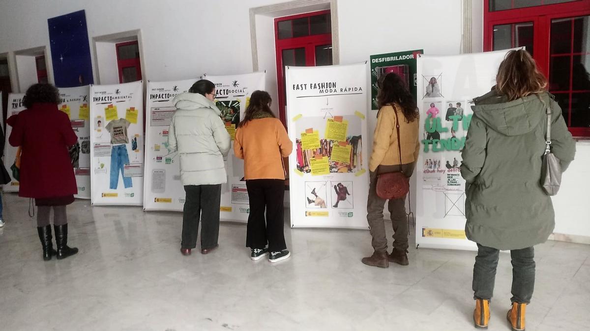 Exposición ¿Que hay detrás de la ropa? en el hall de la casa de la cultura