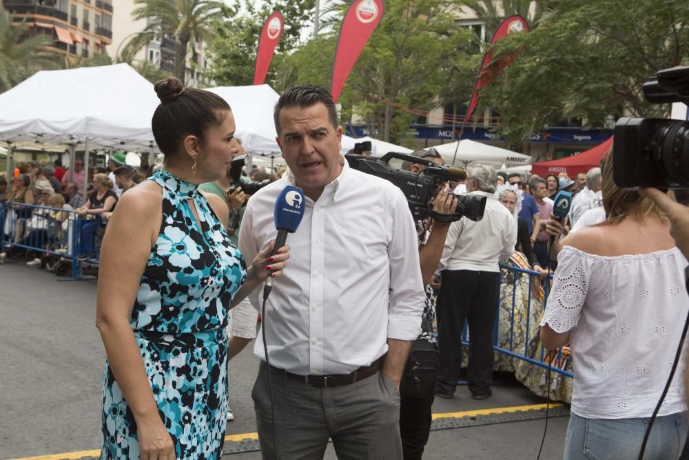 La sexta mascletà del concurso ofrece un espectáculo monótono, con un intenso final terrestre simultáneo que envuelve la plaza