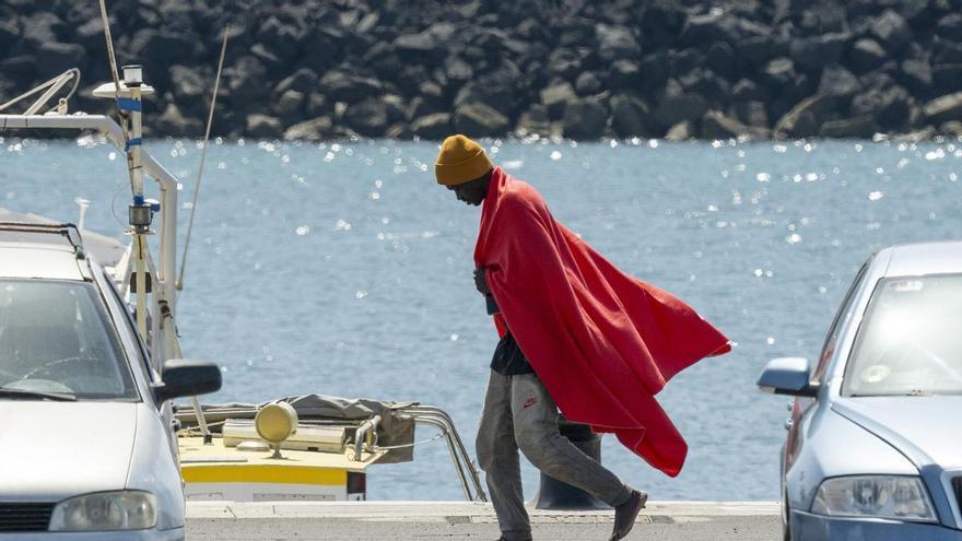 Rescatados dos hombres marroquíes en una neumática en Lanzarote
