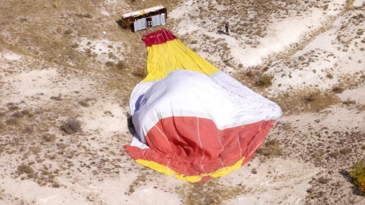 Un globo aerostático estrellado se ve en el suelo, en la región de Capadocia de Nevsehir, Turquía, el 18 de octubre de 2022. Según el gobernador de Nevsehir, Inci Sezer Becel, dos turistas españoles murieron y tres resultaron heridos en un globo aerostático que aterrizó con fuerza debido al viento