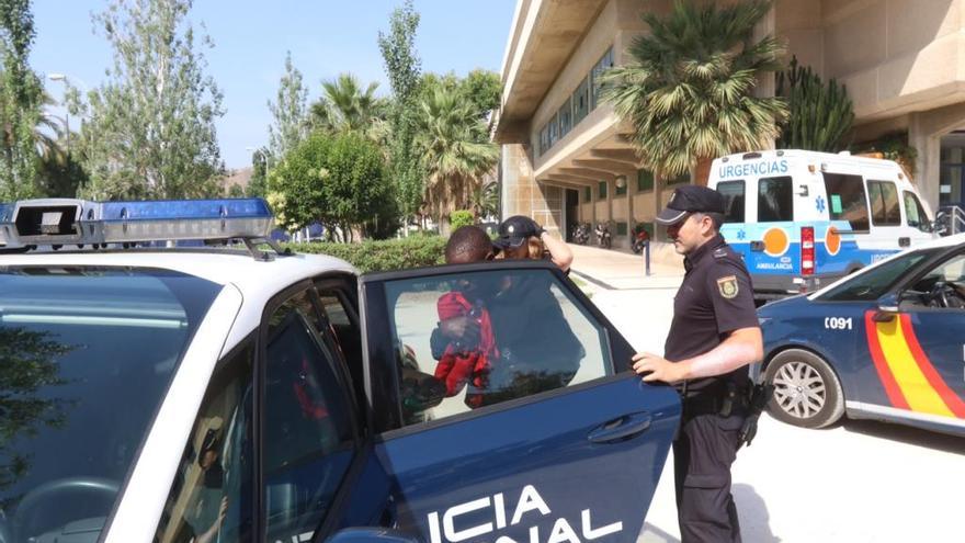 Cruz Roja monta un albergue en el Pabellón de Ciudad Jardín para los inmigrantes rescatados