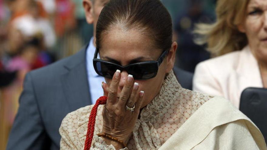 La tonadillera Isabel Pantoja, besa una medalla.