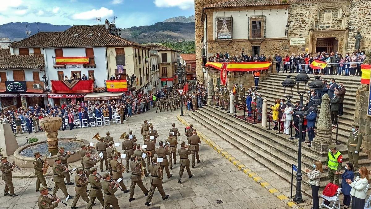 Momento del acto de jura de bandera civil en la plaza de Guadalupe en la que se encuentra el monasterio.