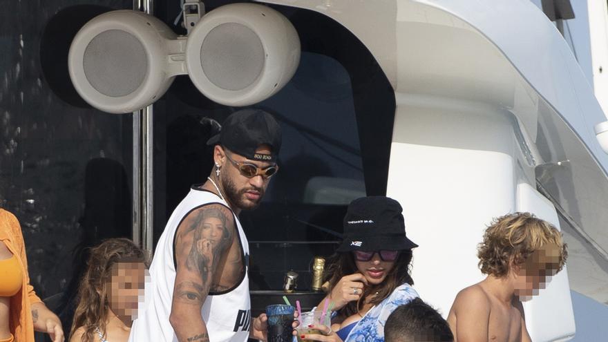 Neymar navega con un grupo de amigos en Ibiza