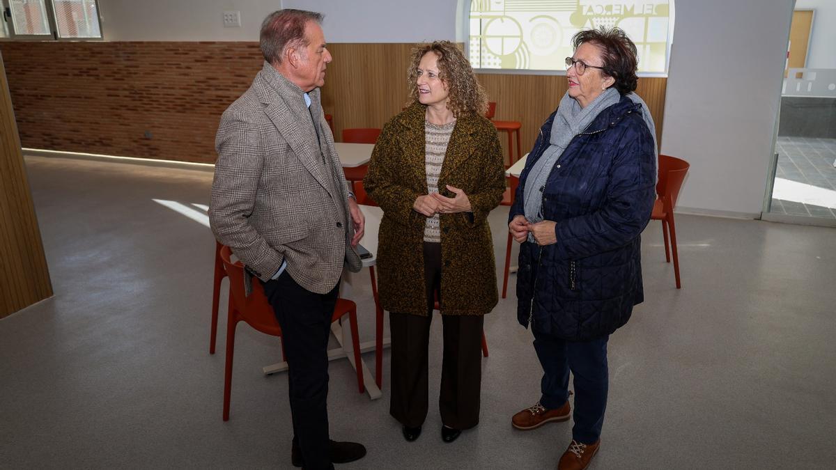 La alcaldesa, Amparo Folgado con Isabel Sánchez, de IDEA’T y el técnico municipal Vicente Ferrer.