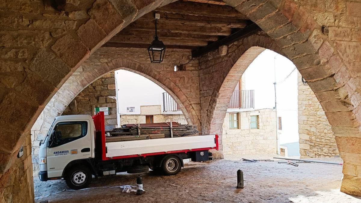 Una camioneta, en la zona de los porches de Ares.